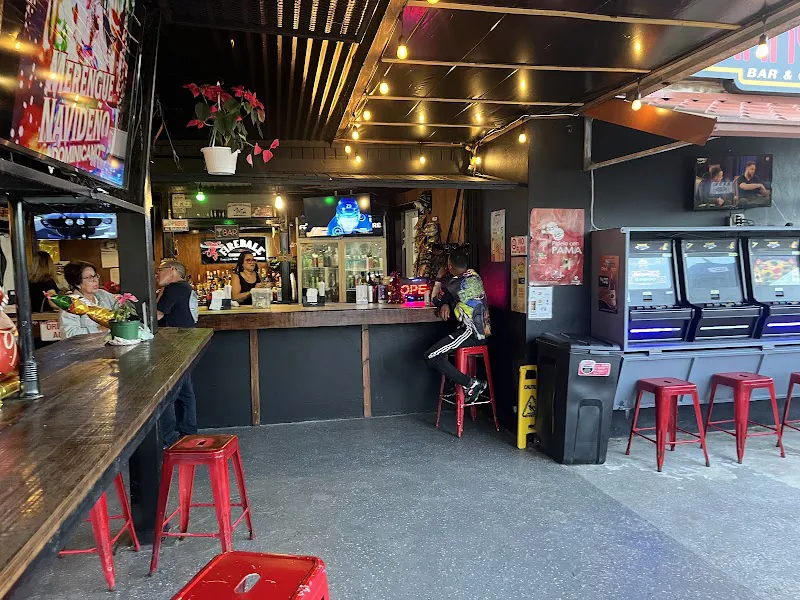 Manny’s Bar & Grill