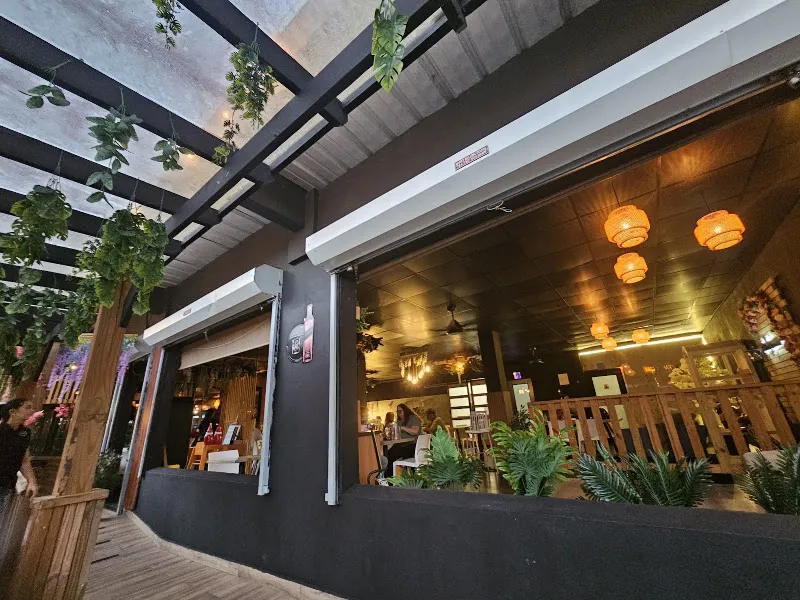 Hollywood Bar & Grill